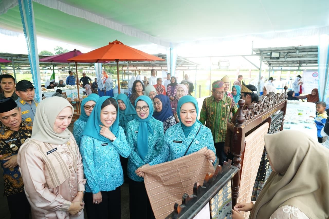 Feby Deru kunjungi Desa Burai dorong pengrajin berinovasi