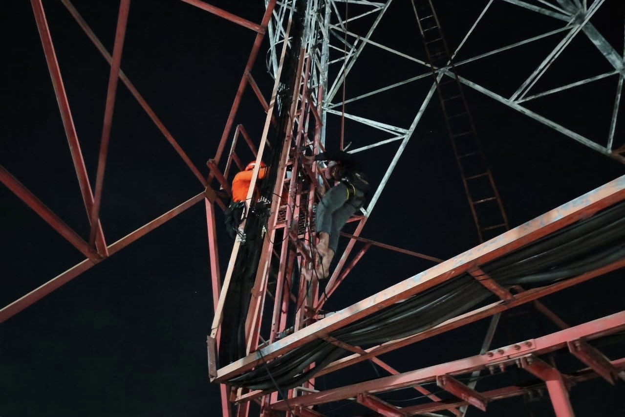 Pria Sleman Naik Tower BTS di Sidoarjo, Diduga Depresi